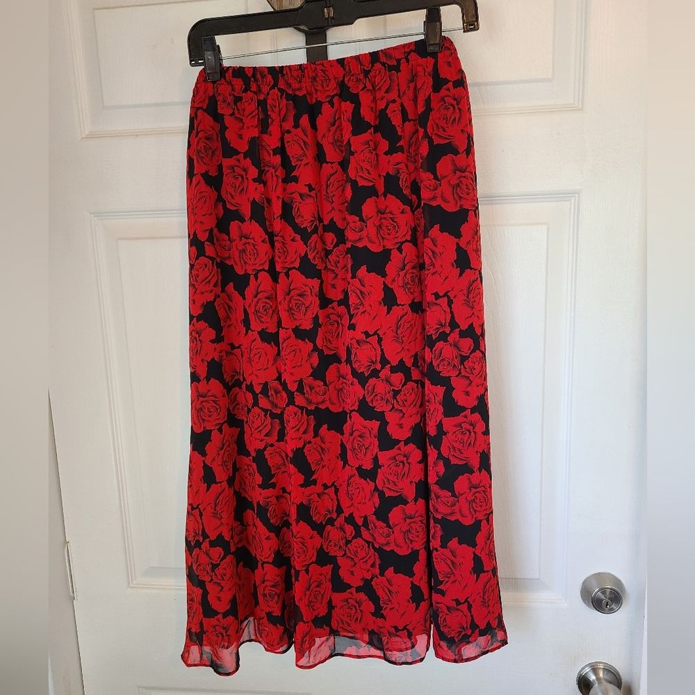 (301) Leslie Fay Woman's Skirt, Size: 22WP Color: Red Roses on Black background